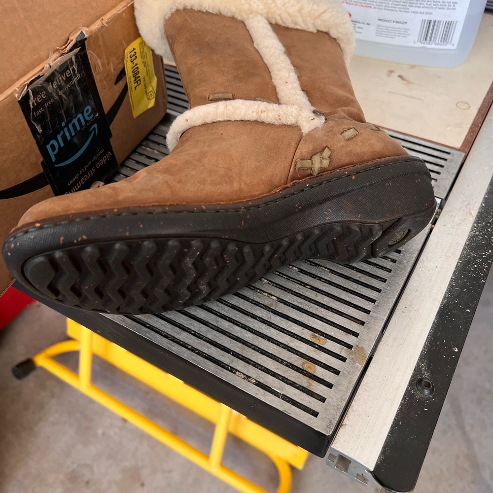 UGGS - Picture 3 of 3